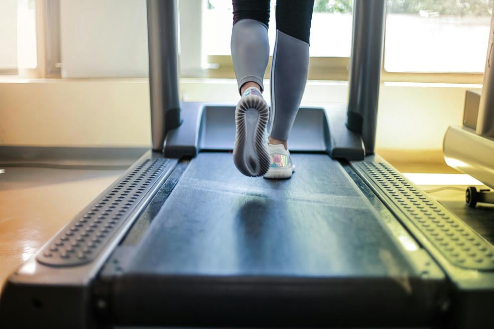 Pienin askelin jaksavammaksi - Äidin hyvinvoinnin uusi alku by Mari Härmä WellnessMH